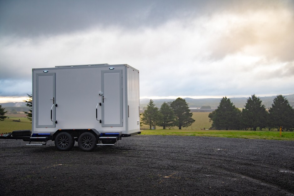 D'luxe Restroom Trailers Pic 1