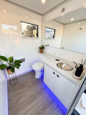 D'luxe Restroom Trailers Pic 4