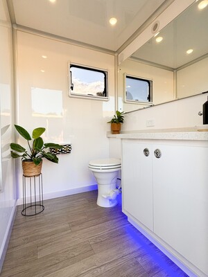 D'luxe Restroom Trailers Pic 5