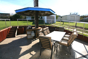 Bridport Holiday Rental Pic 5 - Outside entertaining