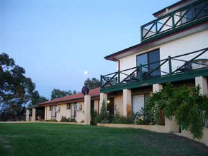 Martin Fields Beach Retreat Pic 4 - front lawn