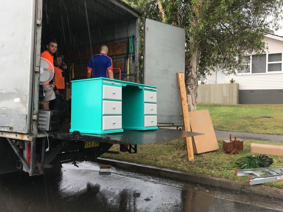 Move & More Pic 2 - Refused to work in rain they could have pushed in truck but too lazy