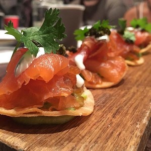 Touche Hombre Pic 4 - Mescal y Ancho Salmon Tostadita