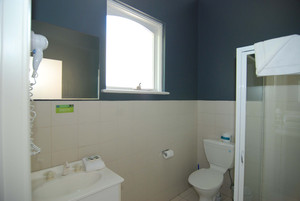 Brunswick Tower Hotel Pic 3 - Bathroom