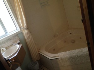 SunnyBrook Bed & Breakfast Pic 2 - Huge spa