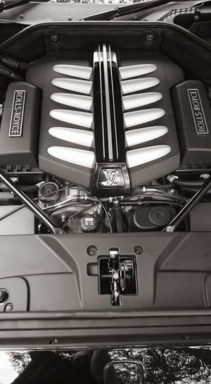 KLEMtech Automotive Pic 5 - The stunning hand crafted Rolls Royce V12