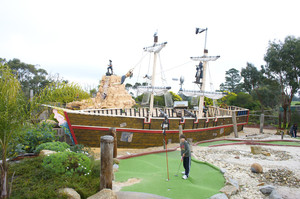 Maru Koala and Animal Park Pic 2 - Play Pirate Petes minigolf