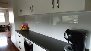 Custom Kitchens & Interiors Pic 5 - Glass splashbacks