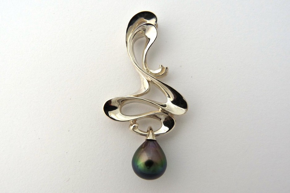 Planert Martin & Dorte Pic 1 - Pendant Art Nouveau Swirl Design in 925 Ag Sterling Silver featuring black Tahitian South Sea Pearl in droplet shape