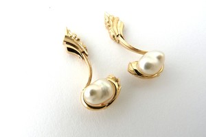 Planert Martin & Dorte Pic 4 - Earstud pair 9ct Yellow Gold Waterfall Design carved with attachment Broome South Sea Pearls