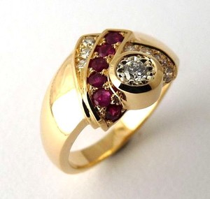 Planert Martin & Dorte Pic 2 - Ring customdesigned in 18ct Yellow Gold featuring 8 Brilliant cut Diamonds and 6 Rubies