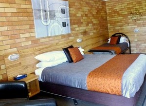 Merino Motor Inn Pic 2 - Deluxe Room features a queen bed and a single bed