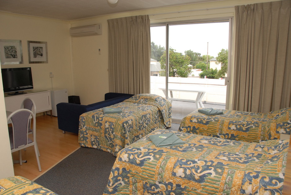 Gunnedah Motor Inn Pic 1 - Deluxe Family room with balcony