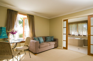 SummerHills Retreat Byron Bay Pic 5 - All 4 suites with spa baths and kitchennettes