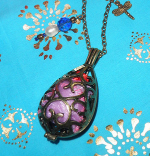 Ondine's Charms Pic 4 - Love spell teardrop locket