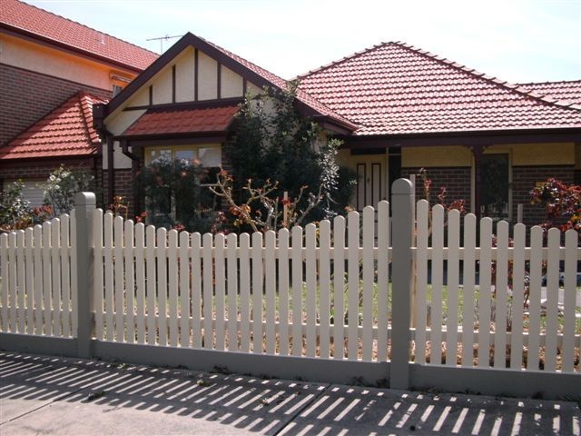 The Small Job Painter Pic 1 - We paint all sorts of fences