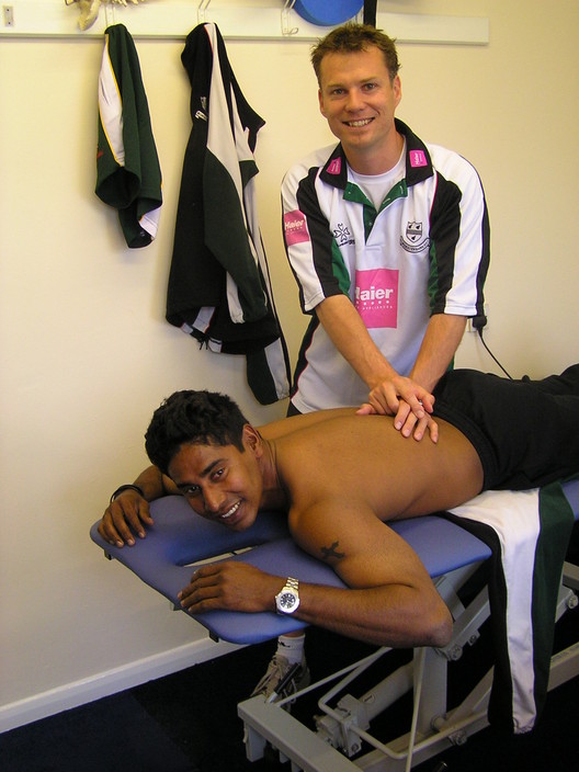 Nepean Physiotherapy Pic 1 - Simon Hogg from Tanto Avenue Physiotherapy treats Chaminda Vaas from Sri Lanka Cricket team for Back Stiffness with Manual Therapy Mobilisations and Manipulation