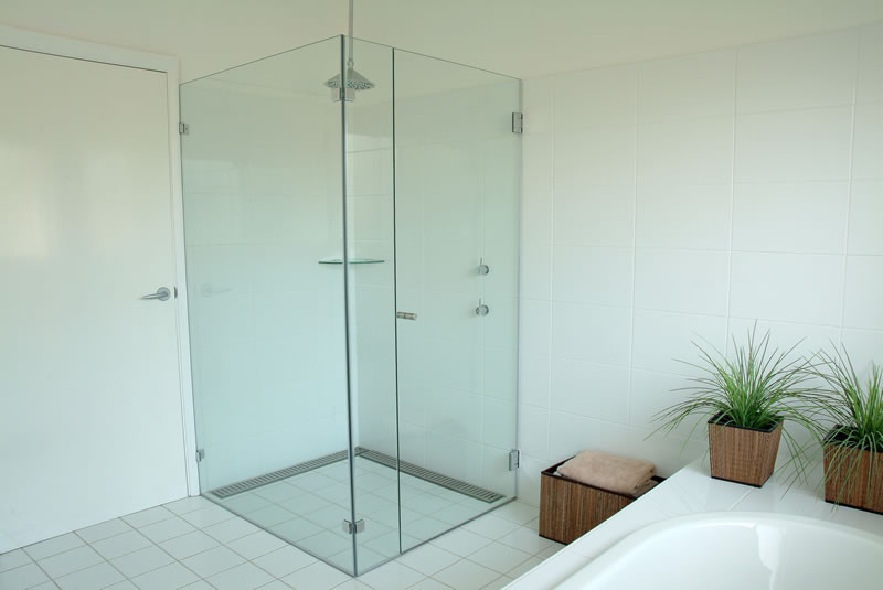 Deluxe Glass Pic 1 - Frame less Shower Screen with Hinged Door