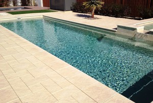 Castlestone Pic 4 - Castlestone displayed with Barrier Reef pool and paving in random pattern