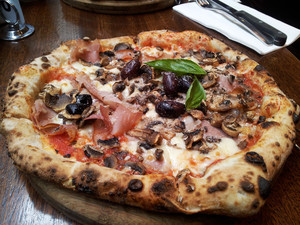 Vanto Pic 4 - 8 Capricciosa pizza