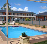 Country Gardens Motel Pic 3 - Swimming pool