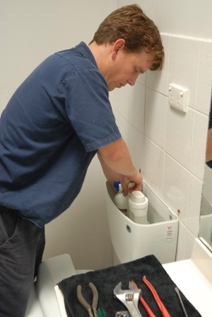 Fix It Now Plumbing Pic 2 - Repairing a leaking toilet using a tool mat to protect your surfaces