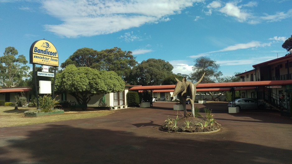 Bandicoot Motor Inn Pic 1 - Outside