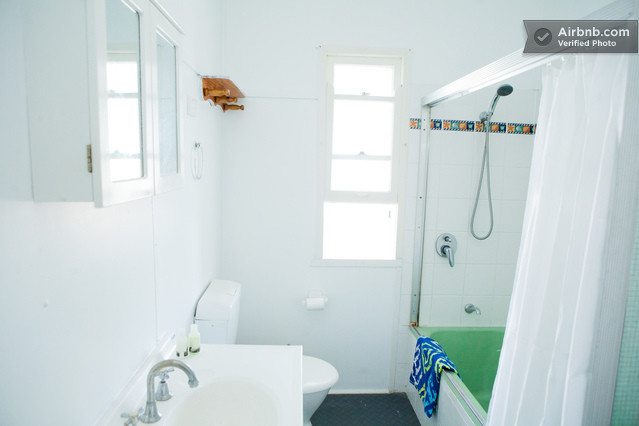 Accommodation on Oxley Pic 1 - Bathroom