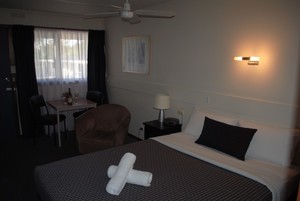 Budget on the Lake Pic 4 - couples room