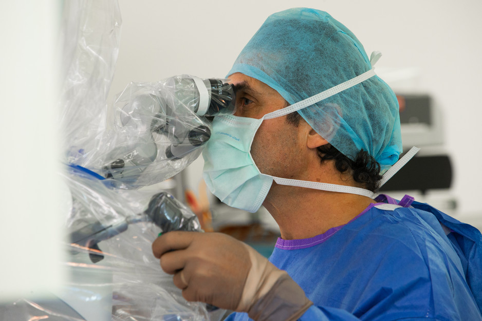 Dr Scott Campbell | Neurosurgeon Pic 1 - performing brain surgery at Brisbane Private Hospital