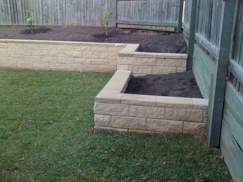 Mickscapes Pic 1 - Block retaining wall