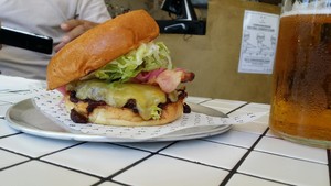 eat burger Pic 5