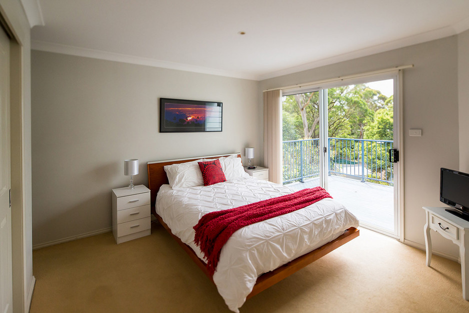 The Lake Limo Pic 1 - Main bedroom with queen bed has a large ensuite bathroom