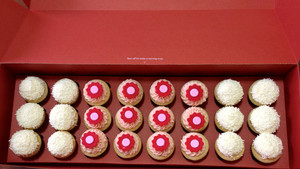 Sweet Cupcakes Pic 4 - Sweet Box of Vanilla and Strawberry