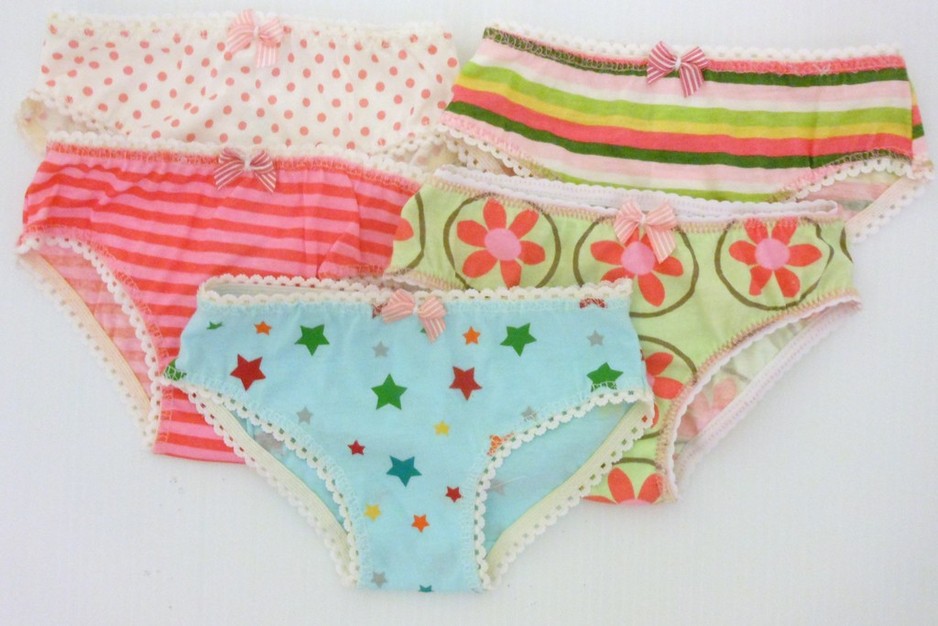 Lil Bumkins Pic 1 - Girls size 12 undies 5 pk 1500