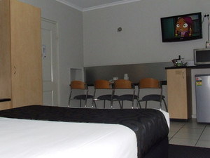 Alara Motor Inn Pic 5 - Family room Main area