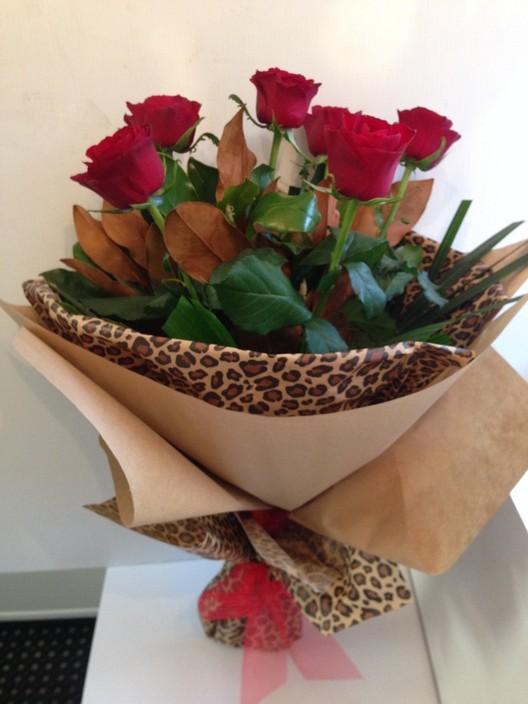 Green 'n' Gorgeous Pic 1 - 6 glorious red roses loving the leopard print