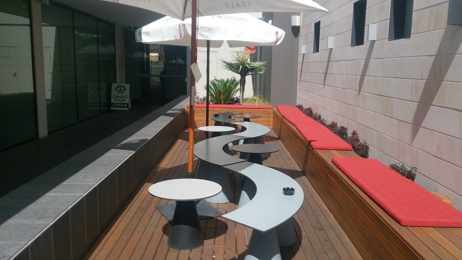 Golden Fleece Hotel Pic 1 - The outdoor seating