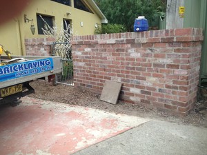 Dan'Bricklaying Pic 5 - fence done in recoiled commons i also installed the Gate Glenbrook