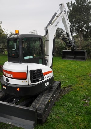 Raymond Earthmoving Pic 4 - Long arm reach with 1500 mud bucket