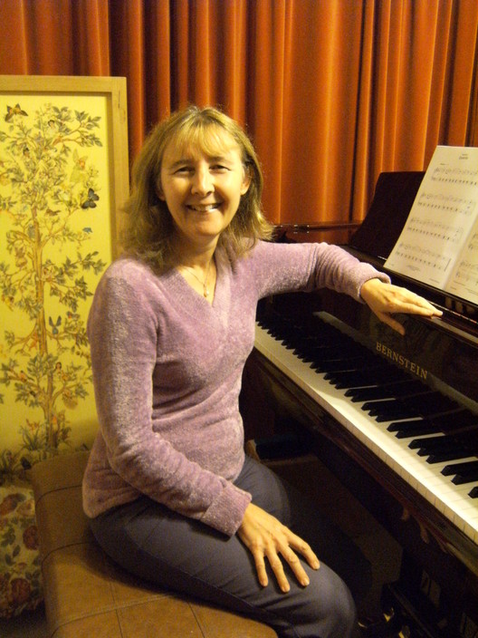 Music Fun For Everyone Pic 1 - Roslyn is a friendly and encouraging teacher