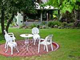 Debs' B & B Pic 1 - Debs B B outdoor setting