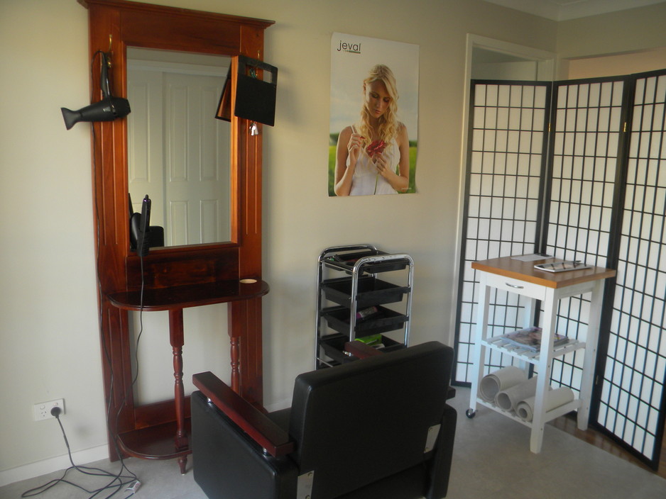 Leia's Luscious Locks (Home Hairdressing Salon) in Macquarie Hills, NSW