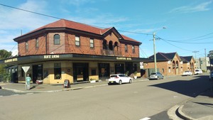 Gladstone Hotel Pic 3 - Outside