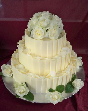 Elisabeths  cakes Pic 5 - white chocolate shards and roses