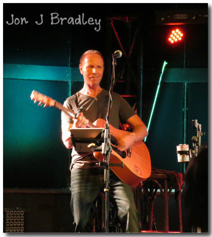 Jon J Bradley Entertainer Pic 2 - Beach Hotel Byron Bay April 2014