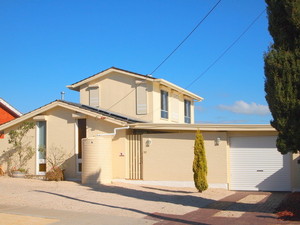 Homes Down Under Pic 2 - Oceanview House Homes Down Under holiday and migrant rental