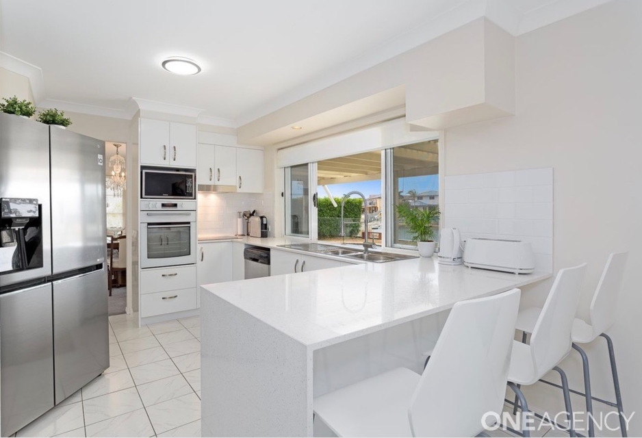 Mikes Kitchens Pic 1 - Mikes Kitchens Beautiful Kitchen POLYTEC POLAR WHITE SHEEN WITH QUANTUM QUARTZ TURINO