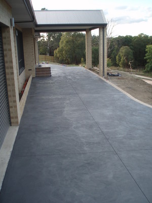 Calibre Concreting Pic 3 - woodland grey stipple sandstone boarder