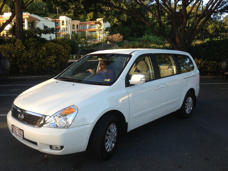 Airlie Limos Pic 1 - Kia Grand Carnival Luxury 7 seat People Mover with Trailer Proserpine Airport Shuttles or Transfers to Airlie Beach